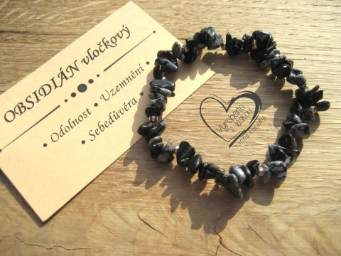 NÁRAMEK - MINERÁL OBSIDIÁN VLOČKOVÝ náramek minerál gumička zlomky minerální sekaný  NÁRAMEK - MINERÁL OBSIDIÁN VLOČKOVÝ náramek minerál gumička zlomky minerální sekaný