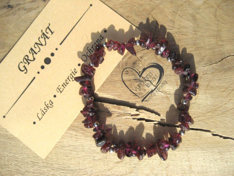 NÁRAMEK S MINERÁLEM - GRANÁT II. náramek minerál gumička zlomky minerální sekaný  NÁRAMEK S MINERÁLEM - GRANÁT II. náramek minerál gumička zlomky minerální sekaný
