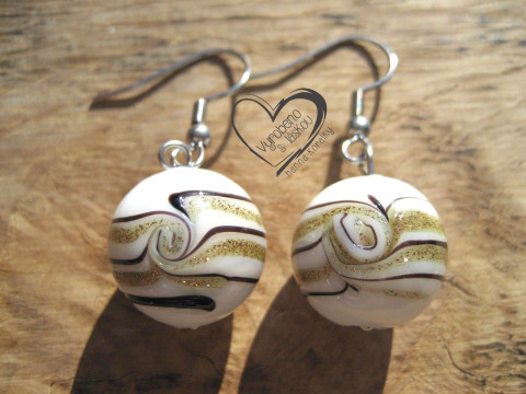 BÍLÉ VINUTKY - VINUTÉ PERLE náušnice vinutky perly vinuté perle 