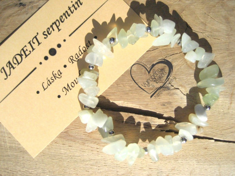 PRUŽNÝ NÁRAMEK - JADEIT SERPENTIN náramek minerál gumička zlomky minerální sekaný  PRUŽNÝ NÁRAMEK - JADEIT SERPENTIN náramek minerál gumička zlomky minerální sekaný