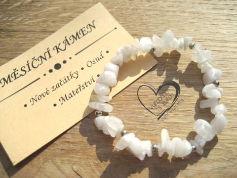 PRUŽNÝ NÁRAMEK - MĚSÍČNÍ KÁMEN náramek minerál gumička zlomky minerální sekaný  PRUŽNÝ NÁRAMEK - MĚSÍČNÍ KÁMEN náramek minerál gumička zlomky minerální sekaný