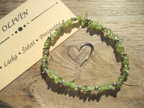 PRUŽNÝ NÁRAMEK - OLIVÍN náramek minerál gumička zlomky minerální sekaný  PRUŽNÝ NÁRAMEK - OLIVÍN náramek minerál gumička zlomky minerální sekaný