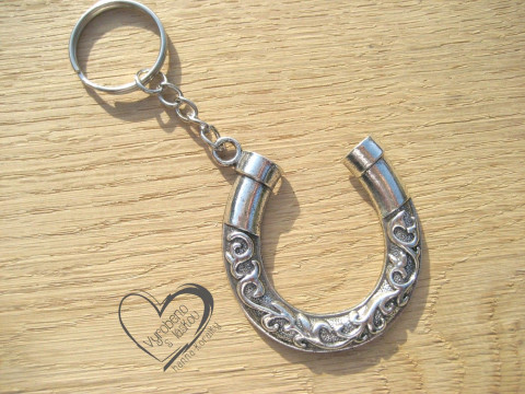 KLÍČENKA - PŘÍVĚSEK - PODKOVA stříbrný doplněk medvídek medvěd klíče klíčenka platina starostříbro modní plyšový na kabelku platinový  KLÍČENKA - PŘÍVĚSEK - PODKOVA stříbrný doplněk medvídek medvěd klíče klíčenka platina starostříbro modní plyšový na kabelku platinový