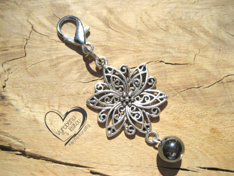 PŘÍVĚSEK - KVĚT S MINERÁLEM HEMATIT stříbrný doplněk medvídek medvěd klíče klíčenka platina starostříbro modní plyšový na kabelku platinový  PŘÍVĚSEK - KVĚT S MINERÁLEM HEMATIT stříbrný doplněk medvídek medvěd klíče klíčenka platina starostříbro modní plyšový na kabelku platinový