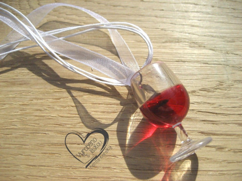 NÁHRDELNÍK  ČERVENÉ VÍNO na bílé š. náhrdelník víno vinná sklenička  NÁHRDELNÍK  ČERVENÉ VÍNO na bílé š. náhrdelník víno vinná sklenička