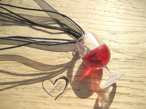 NÁHRDELNÍK ČERVENÉ VÍNO na černé š. náhrdelník víno vinná sklenička  NÁHRDELNÍK ČERVENÉ VÍNO na černé š. náhrdelník víno vinná sklenička