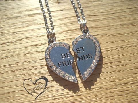 Řetízek - půlené srdce best friends přívěsek srdce stříbrný holčičí dětský řetízek valentýn bižuterní přátelství best friends  Řetízek - půlené srdce best friends přívěsek srdce stříbrný holčičí dětský řetízek valentýn bižuterní přátelství best friends