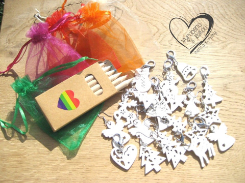 Kreativní vánoční sada - MALUJ vánoční přívěsky pastelky omalov  Kreativní vánoční sada - MALUJ vánoční přívěsky pastelky omalov