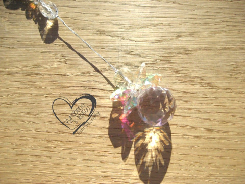 Závěsný krystal - anděl duhový koule slunce křišťál duhový duha duhy energie broušený broušená závěsný čakrový energetický křišťálový světla světlohra lapač feng shui krystak hra barev feng šuej  Závěsný krystal - anděl duhový koule slunce křišťál duhový duha duhy energie broušený broušená závěsný čakrový energetický křišťálový světla světlohra lapač feng shui krystak hra barev feng šuej