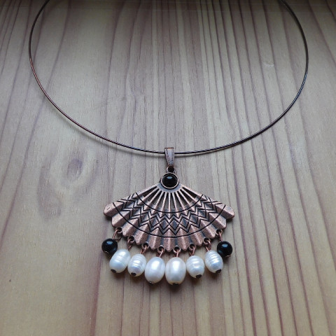 Náhrdelník - bílé perly, měď, onyx náhrdelník měď onyx perly  Náhrdelník - bílé perly, měď, onyx náhrdelník měď onyx perly