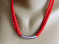 Červený náhrdelník s nerezem