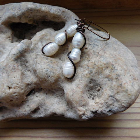 Naušnice - bílé perličky v mědi měděné naušníce. bílá říční perl 