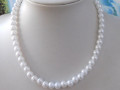 Náhrdelník z bílých perlí