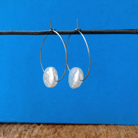 Nušnice-kruhy-keshi perla imit. nerez naušnice bílá perla keshi perla imit. 