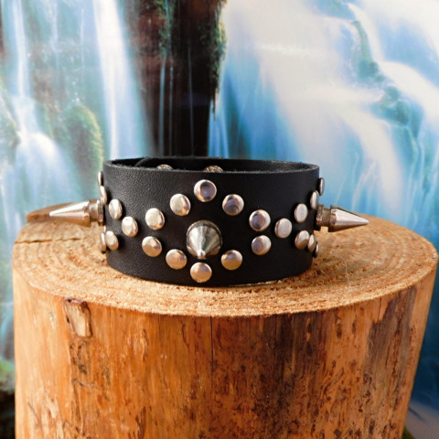 Náramek koženýn  s hroty a nýty náramek kůže nýty hroty 
