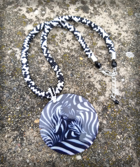 Pruhy jako zebra šperk náhrdelník přívěsek doplněk háčkovaná perleť zebra pruhy pruhovaný afrika dutinka hravý safari nápadný savana zebří  Pruhy jako zebra šperk náhrdelník přívěsek doplněk háčkovaná perleť zebra pruhy pruhovaný afrika dutinka hravý safari nápadný savana zebří