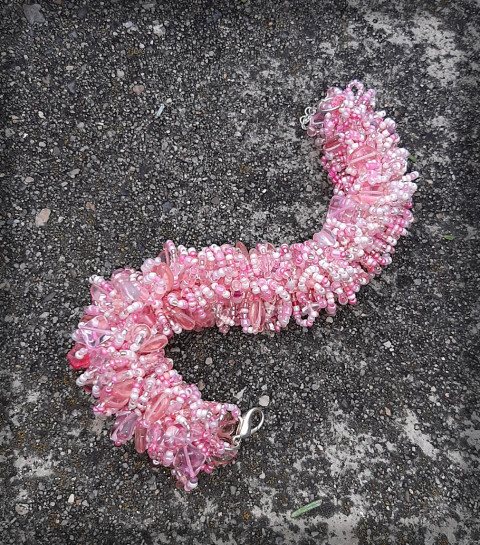 Růžový huňáček - náramek šperk náramek korálky doplněk háčkovaný romantika jaro růžový nápadný exotika cukrátko střapatý směs objemný huňatý cukrová vata 