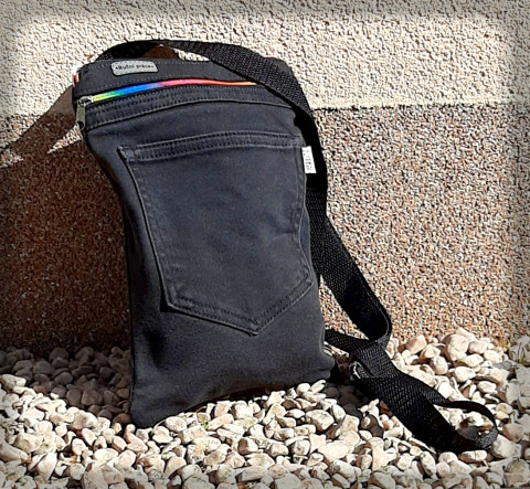 Džínová crossbody taška - černá kabelka taška recyklace černá sportovní taštička kapsička duha zip kapsa džínovina do města džíny na drobnosti crossbody 