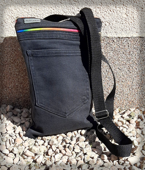 Džínová crossbody taška - černá 2 kabelka taška recyklace černá sportovní taštička kapsička duha zip kapsa džínovina do města džíny na drobnosti crossbody 