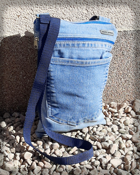 Džínová crossbody taška - modrá kabelka taška recyklace černá sportovní taštička kapsička duha zip kapsa džínovina do města džíny na drobnosti crossbody 
