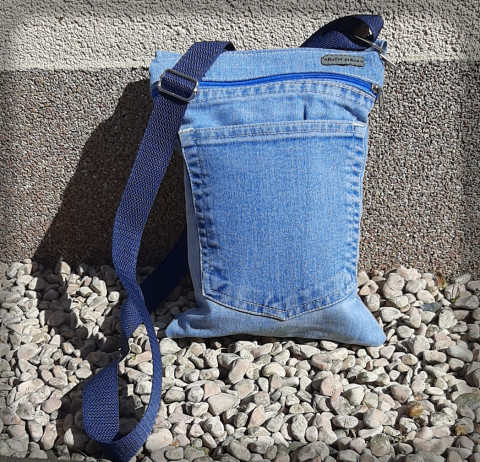 Džínová crossbody taška - modrá 2 kabelka taška recyklace černá sportovní taštička kapsička duha zip kapsa džínovina do města džíny na drobnosti crossbody 