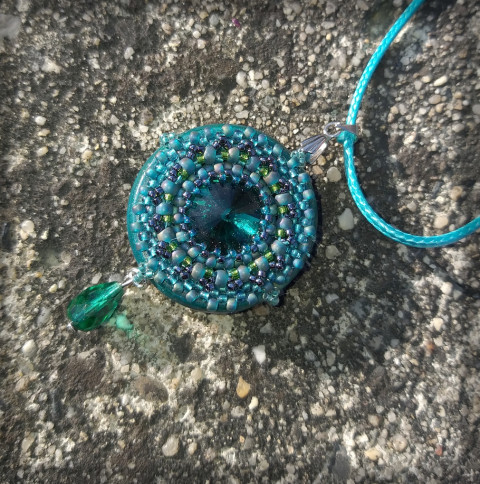 Oko smaragdového draka šperk náhrdelník přívěsek oko korálky doplněk drak pohádka kapka smaragdová dračí smaragd rivolka fantasie 