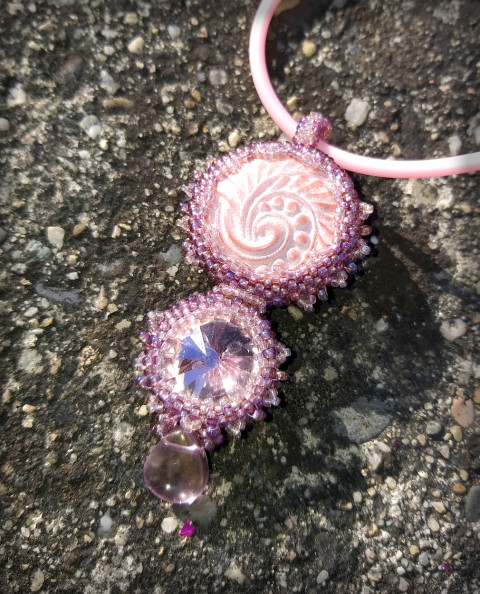 Třešňový květ - náhrdelník šperk náhrdelník přívěsek korálky doplněk třešeň láska romantika pohádka kapka polymer reliéf rivolka fantasie 