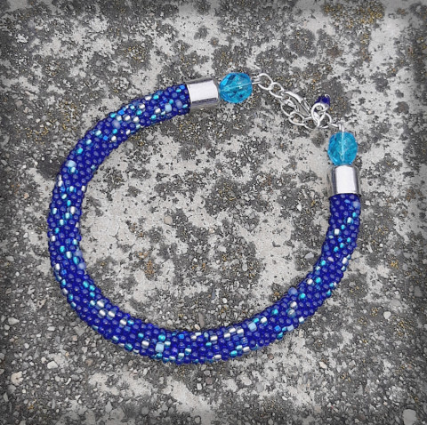 Pod hladinou - náramek voda šperk náramek moře doplněk sklo háčkovaná láska romantika dutinka hravý potok řeka emoce 