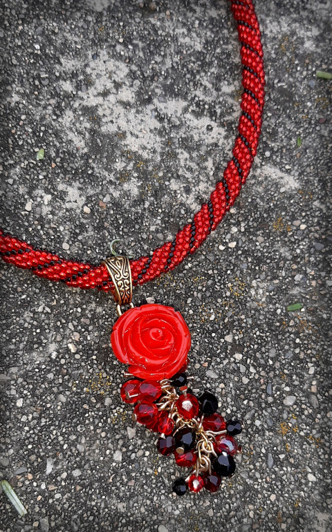 Ve víru vášně - náhrdelník šperk korálky doplněk náušnice sklo háčkovaná láska sada růže romantika valentýn vášeň dutinka kolekce náhedelník romance nárame emoce 