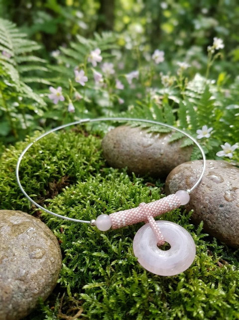 Něžný růženín - náhrdelník šperk náhrdelník polodrahokam doplněk láska přírodní romantika růženín donut minimalistický monerál 