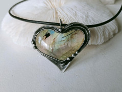 Růženínový přívěsek