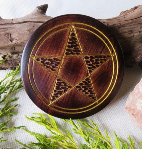 R 025 A – Pentagram řezbářství přívěsek fantasy přívěsky handmade magie ruční výroba obřad rituál pentagram larp relikvie smrti čarování svítící hůlka kouzelnické hůlky dřevěné hůlky magické hůlky česká výroba severské runy starší futhark hůlky s runami kouzelná relikvie pohané 