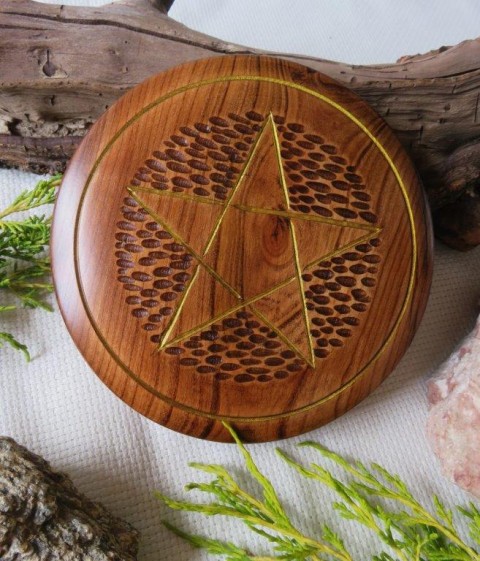 R 025 B – Pentagram řezbářství přívěsek fantasy přívěsky handmade magie ruční výroba obřad rituál pentagram larp relikvie smrti čarování svítící hůlka kouzelnické hůlky dřevěné hůlky magické hůlky česká výroba severské runy starší futhark hůlky s runami kouzelná relikvie pohané 