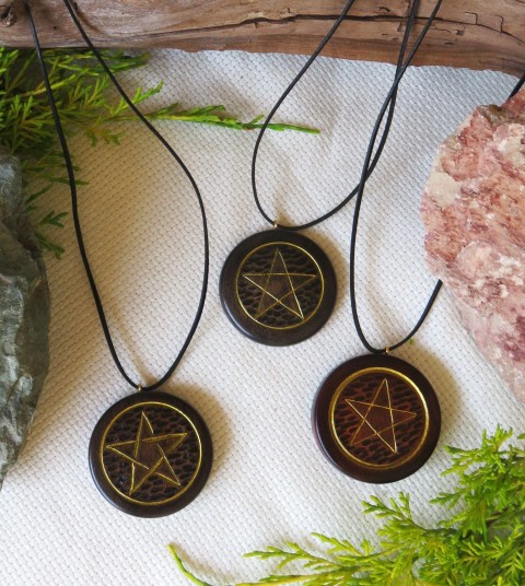 R 029 – Pentagram – přívěsky řezbářství přívěsek svícen svíčka lampa fantasy přívěsky handmade magie magnetka ruční výroba obřad rituál pentagram larp relikvie smrti čarování svítící hůlka kouzelnické hůlky dřevěné hůlky magické hůlky česká výroba severské runy starší futhark hůlky s runami kouzelná relikvie pohané tácek s runami 