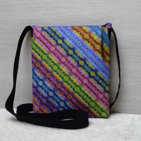 Menší barevná kabelka s proužky barevná kabelka vzorovaná kabelka látková kabelka crossbody kabelka 