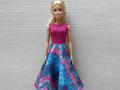 Barevné šaty pro Barbie
