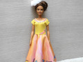 Barevné šaty pro Barbie
