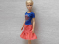 Barevné šatičky pro Barbie