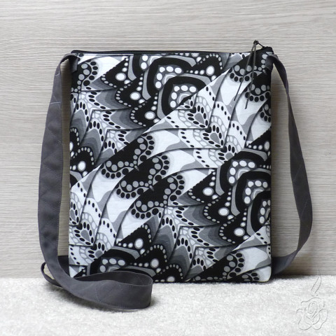 Černobílá crossbody kabelka - Julie vzorovaná kabelka černobílá kabelka látková kabelka crossbody kabelka výrazná kabelka 