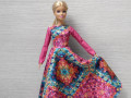 Dlouhé barevné šaty pro Barbie