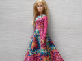 Dlouhé barevné šaty pro Barbie
