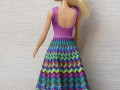 Barevné šaty pro Barbie