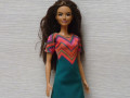 Barevné minišaty pro Barbie