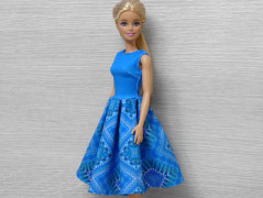 Barevné šaty pro Barbie