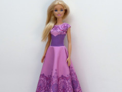 Dlouhé barevné šaty pro Barbie